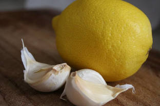 El ajo-zumo de limón-la tintura es un excelente auxiliar en el tratamiento de-las-extensiones-de las venas