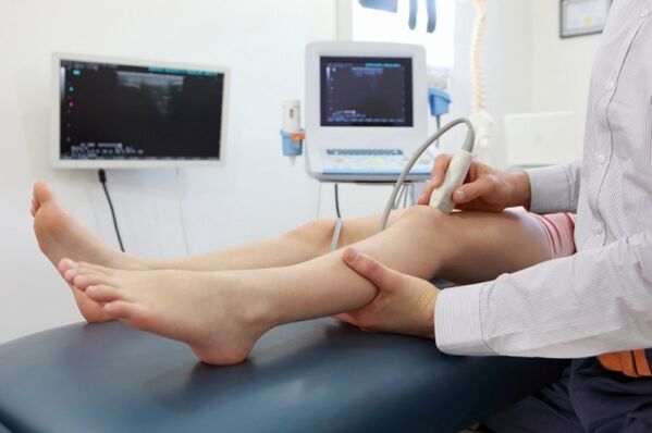 examen de las piernas antes de la cirugía para las venas varicosas