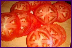 Los tomates ayudarán a aliviar el dolor y la pesadez en las piernas con varices